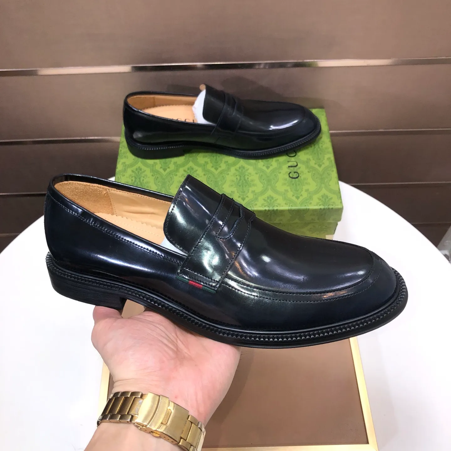 Factory batch 500💰Italy’s top luxury men’s shoe giant (GUCCI) (Gucci) (full cowhide lining) new arrival🍃Original European style🔰 Pleasant to the eye😍In order to make the shoes more durable and non-deformable🌀The production continues to follow traditional methods but there is still no lack of innovation💪The original sheepskin is selected for the leather♻️Smooth, natural and extra bright⭐Made of imported cowhide The rich man’s first choice 38-45 (45 customized)
